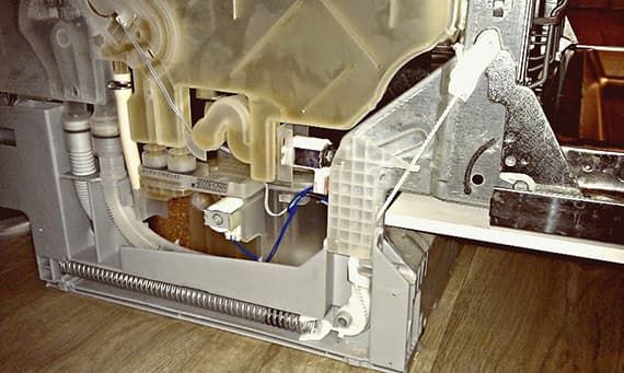 Подъемный механизм дверцы в посудомоечной машине Bosch