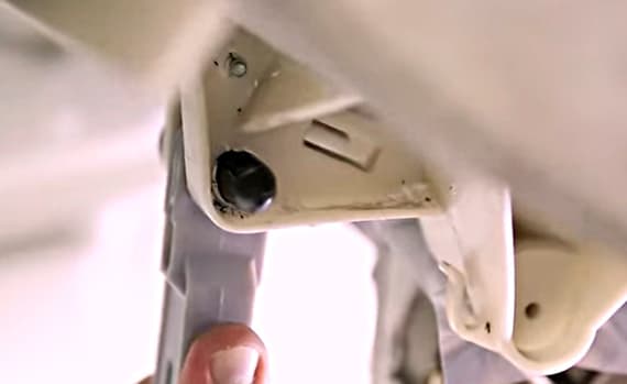 Крепление амортизатора к баку на защёлку палец в машинке Bosch