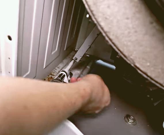 Крепление амортизаторов на болтах в стиральной машине Bosch