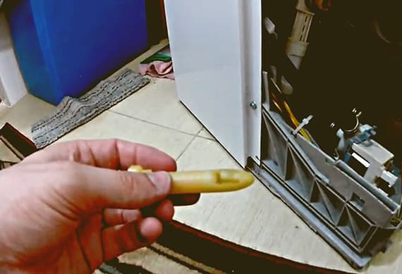Пластиковый палец-защелка для крепления амортизаторов в стиралке