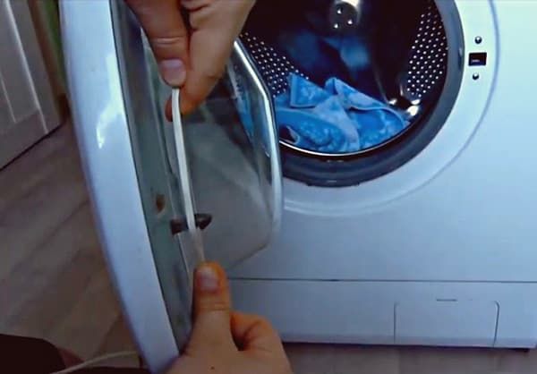 Цепляем язычок замка стиральной машины веревкой или проводом
