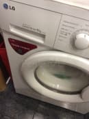 Почему когда стирает стиральная машина начинает вонять